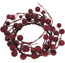 Dekorativer Kranz mit roten Beeren und Ästen