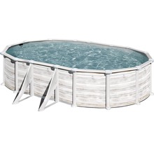 Ovaler Swimmingpool mit Holzverkleidung und Leiter