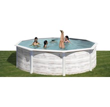 Achteckiger Pool mit Holzverkleidung und spielenden Personen im Garten