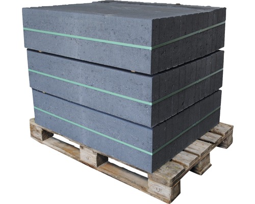 Stapel grauer Pflastersteine auf einer Palette