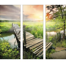Mehrteiliges Wandbild mit einer Holzbrücke über einen Fluss in einer Landschaft
