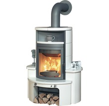 Kaminofen mit Holzfach und Ablageflächen
