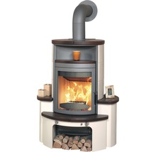 Kaminofen mit Holzfach und brennendem Feuer
