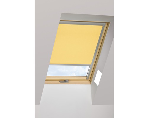 Tageslichtrollo FAKRO ARP hellgelb manuell 94x140 cm (09) Gelbes Rollo an einem Dachfenster.