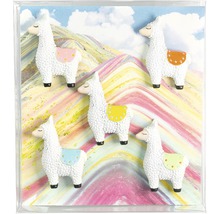 Fünf weiße Lamas mit farbigen Satteln vor Bergkulisse