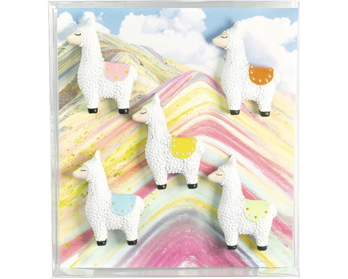 Fünf weiße Lamas mit farbigen Satteln vor Bergkulisse