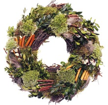 Dekorativer Kranz mit Moos, Ästen, Federn und Grünpflanzen