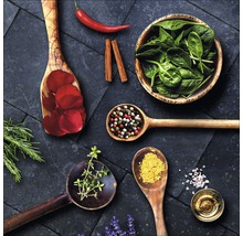 Arrangement mit Kräutern, Gewürzen und Blütenblättern in Holzlöffeln