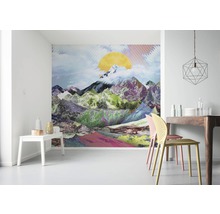 Wohnraum mit Fototapete Berglandschaft und Esstischgruppe