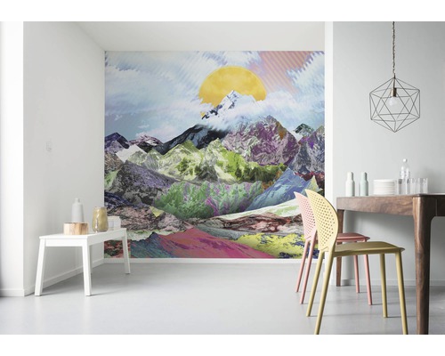 Wohnraum mit Fototapete Berglandschaft und Esstischgruppe