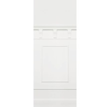 Detailaufnahme einer weißen Wandvertäfelung mit Zierleisten