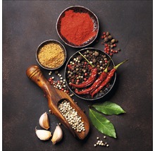 Arrangement mit Gewürzen, Knoblauchzehen und Lorbeerblättern