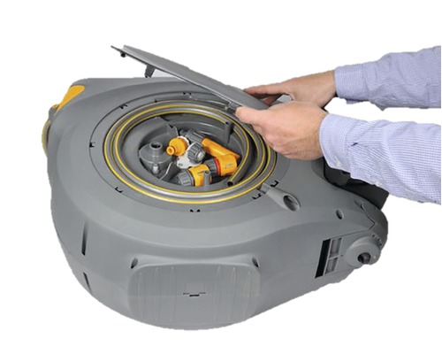 Gartenschlauchbox mit Zubehör wird geöffnet