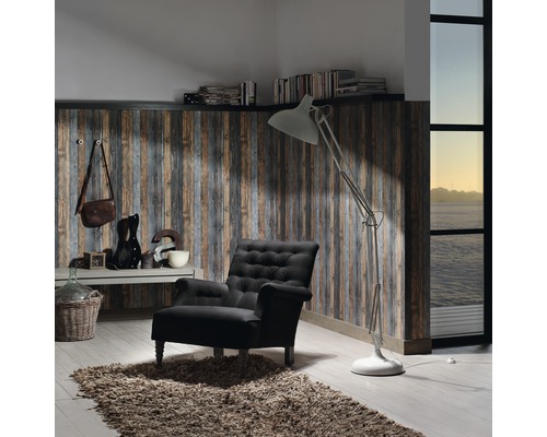 Wohnzimmer mit Sessel, Stehlampe und Wandpaneelen in Holzoptik