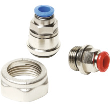 Drei Pneumatikfittings mit unterschiedlichen Anschlüssen