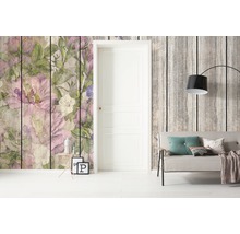 Wohnzimmer mit floraler Tapete, Tür, Sofa und Stehlampe