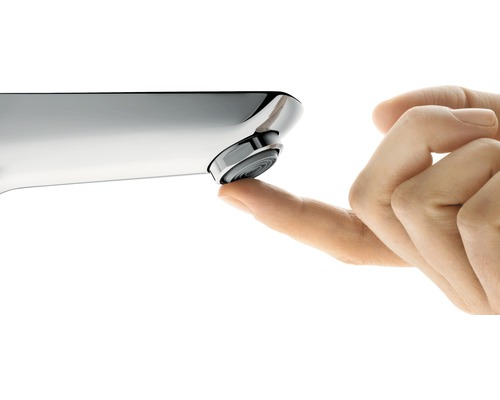 Wasserhahn mit Finger am Auslauf