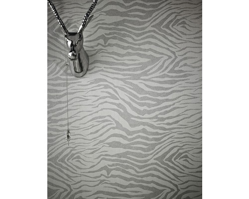 Tapete mit Zebramuster und einem Dekorationsobjekt in Form eines Tierkopfes