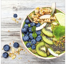 Smoothie-Bowl mit Blaubeeren, Kiwi, Limette, Kokosnuss, Samen und Müsli