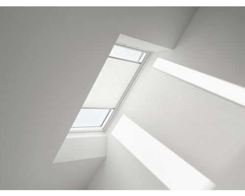 VELUX Plissee elfenbein manuell FHL C02 1256S Dachfenster mit geschlossenem Plissee im Innenraum