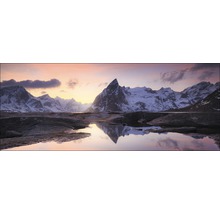 Landschaft mit Bergen, Wasser und Felsen