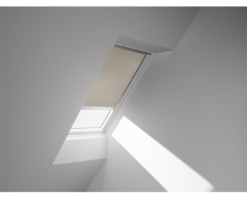 VELUX Wabenplissee uni beige elektrisch FMC SK06 1155S Dachfenster mit teilweise heruntergelassenem Plissee