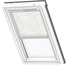 Dachfenster mit einem teilweise heruntergelassenen Faltrollo