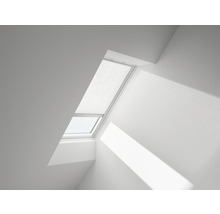 Dachfenster mit geöffnetem Fenster und Plissee