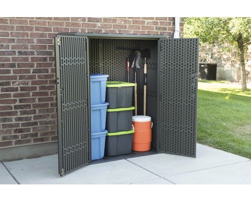 Geöffneter Gartenschrank aus Kunststoff mit Gartenwerkzeugen und Aufbewahrungsboxen