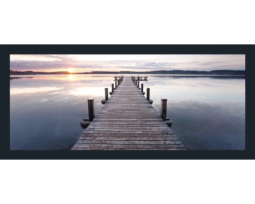 Gerahmtes Bild Sundown 130x60 cm Holzsteg führt auf einen See bei Sonnenuntergang