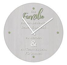 Wanduhr mit der Aufschrift Eine Familie zu sein bedeutet geliebt zu werden und ein Team zu sein für immer.