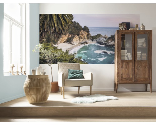 Wohnzimmer mit Sessel, Beistelltisch, Vitrine und Wandbild mit Strandmotiv