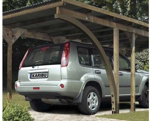 Auto unter einem Carport aus Holz