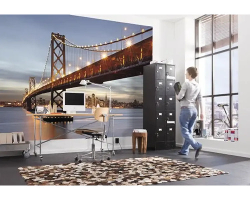 Büro mit Fototapete, die eine Brücke bei Nacht darstellt, Schreibtisch und Teppich