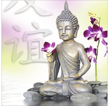 Dekorative Buddhafigur mit Orchidee auf Steinen