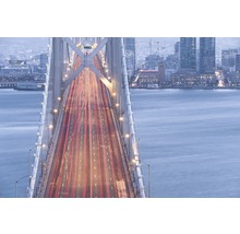 Die Bay Bridge mit abendlichem Verkehr vor der Skyline von San Francisco.