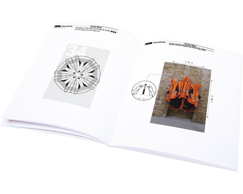 Abbildung einer geöffneten Montageanleitung für Sicherheitsjacken zur Wandbefestigung