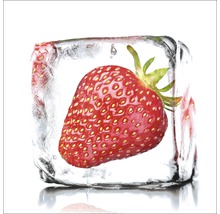Erdbeere im Eiswürfel