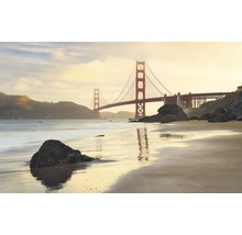 Golden Gate Bridge über dem Wasser, gesehen von einem Sandstrand