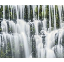 Nahaufnahme eines Wasserfalls mit Felsen