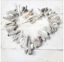 Herzförmige Dekoration aus Treibholz und Muscheln