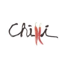 Zwei rote Chilischoten mit der Aufschrift Chili aus Schokoladensoße