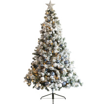 Geschmückter, schneebedeckter Weihnachtsbaum mit Sternspitze und Christbaumkugeln