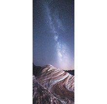 Nachtlandschaft mit Sternenhimmel und Felsformation