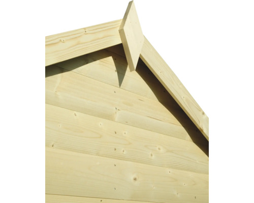 Detailansicht des Dachgiebels eines Holzhauses