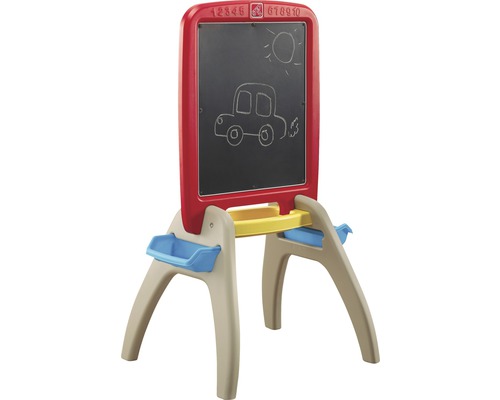 Kindertafel mit Maltafel und Kreidezeichnung eines Autos