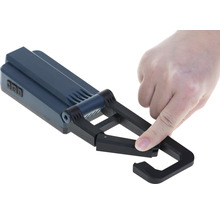 Hand die einen mobilen LED-Baustrahler bedient