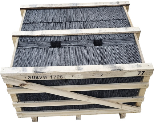 Schiefersteine in einer Holzkiste für Dachdeckerarbeiten