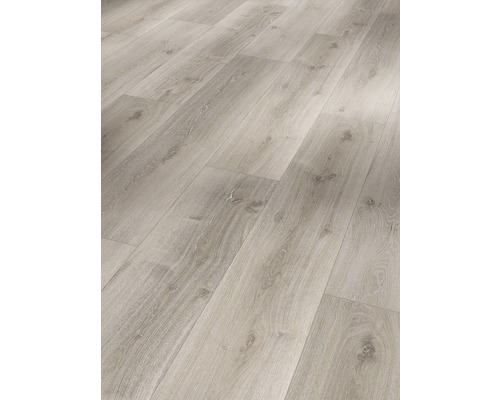 Verlegtes Laminat mit Holzoptik.