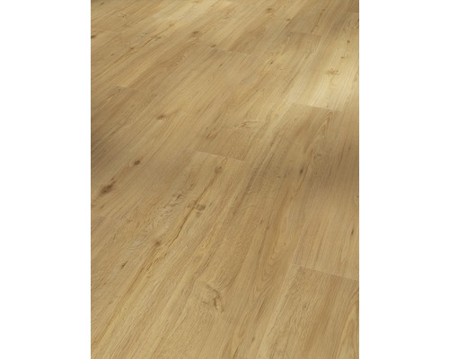 Nahaufnahme von Laminatboden mit Holzoptik